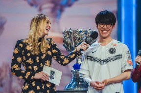 爱游戏官网-TheShy迎来十五赛季出色发挥，SKT观众热烈欢呼！气势如虹延续(these中文翻译)