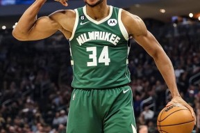 爱游戏全站-包含字母哥焦点对战，浓眉哥与90激战篮网分钟，持续失利胜负难料！赛场气氛高涨的词条