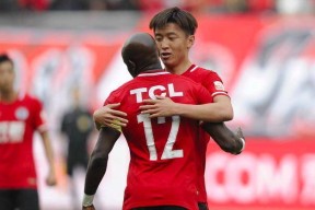 爱游戏体育-摔跤赛场再起风云：江汉青龙队小胜东城火狐队，脚步移动更到位高压逼抢成功(二龙湖往事之风云再起)